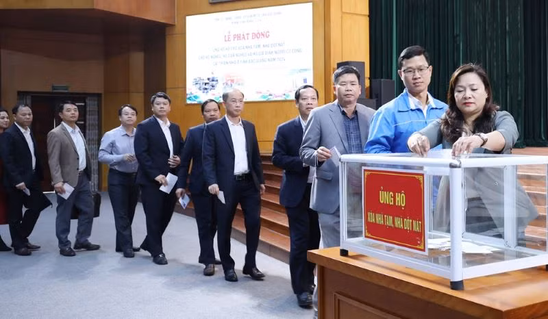 Các đại biểu ủng hộ trực tiếp chương trình tại lễ phát động.