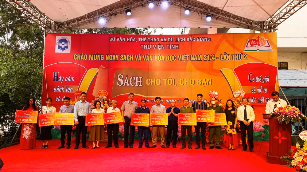 Tặng sách đến các thư viện huyện, xã và nhà trường tại sự kiện.