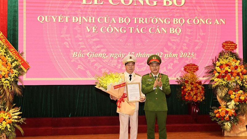 Trao quyết định bổ nhiệm Giám đốc Công an tỉnh Bắc Giang.