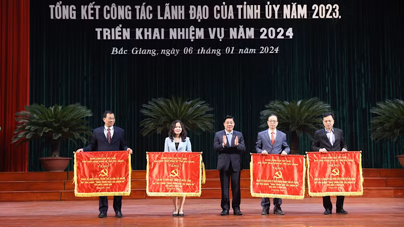 Tỉnh uỷ Bắc Giang tặng cờ thi đua cho các chi bộ đảng có nhiều thành tích xuất sắc.