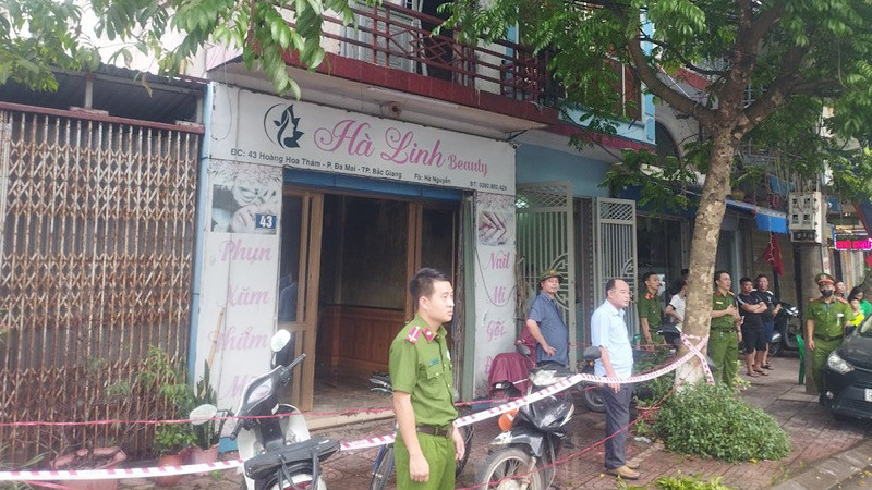 Mặt tiền ngôi nhà bị cháy từ phía sau.