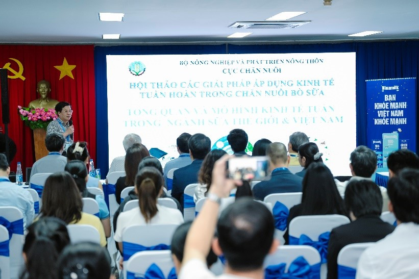 Ông Tống Xuân Chinh chia sẻ tại Hội thảo “Các giải pháp áp dụng kinh tế tuần hoàn trong ngành sữa Việt Nam”. Ông Tống Xuân Chinh chia sẻ tại Hội thảo “Các giải pháp áp dụng kinh tế tuần hoàn trong ngành sữa Việt Nam”.