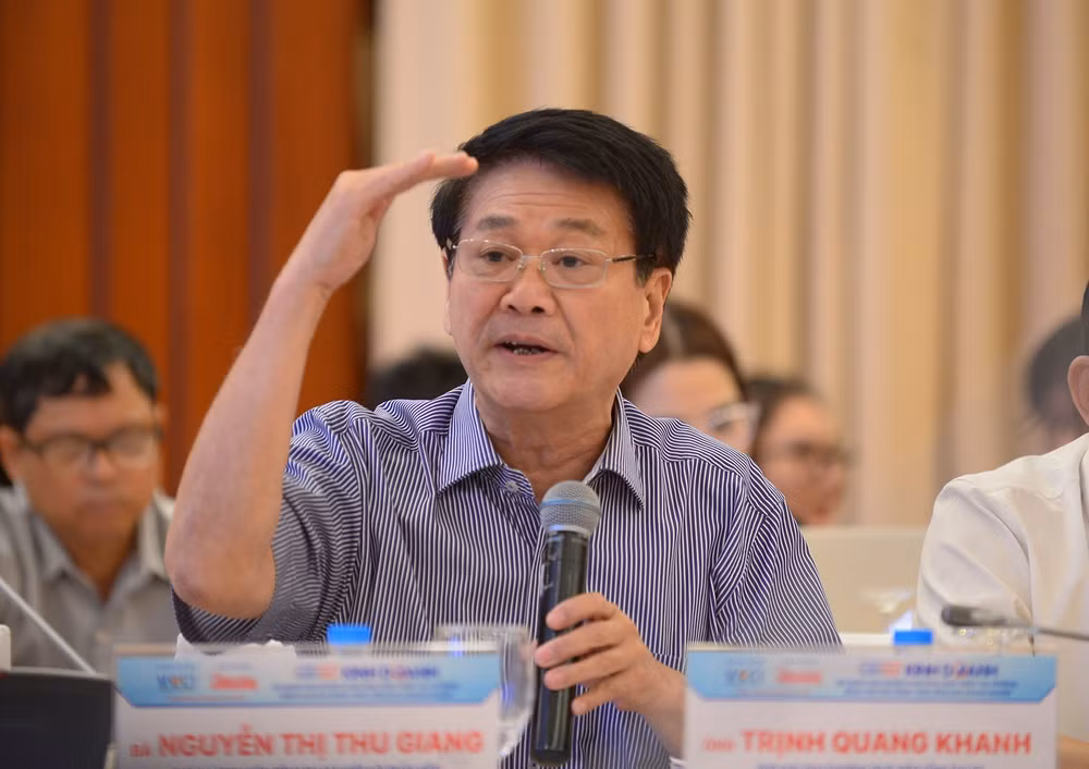 Ông Trịnh Quang Khanh, Phó Chủ tịch Thường trực kiêm Tổng Thư ký Hiệp hội Xăng dầu Việt Nam phát biểu tại Diễn đàn.