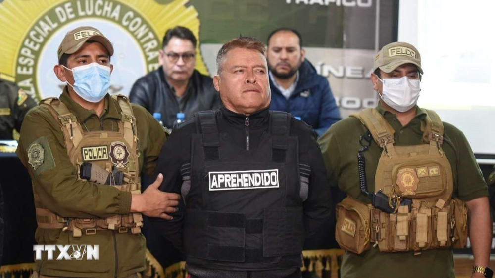 Tướng Bolivia Juan Jose Zuniga (giữa) bị bắt giữ vì âm mưu đảo chính bất thành. (Ảnh: India TV News/TTXVN)