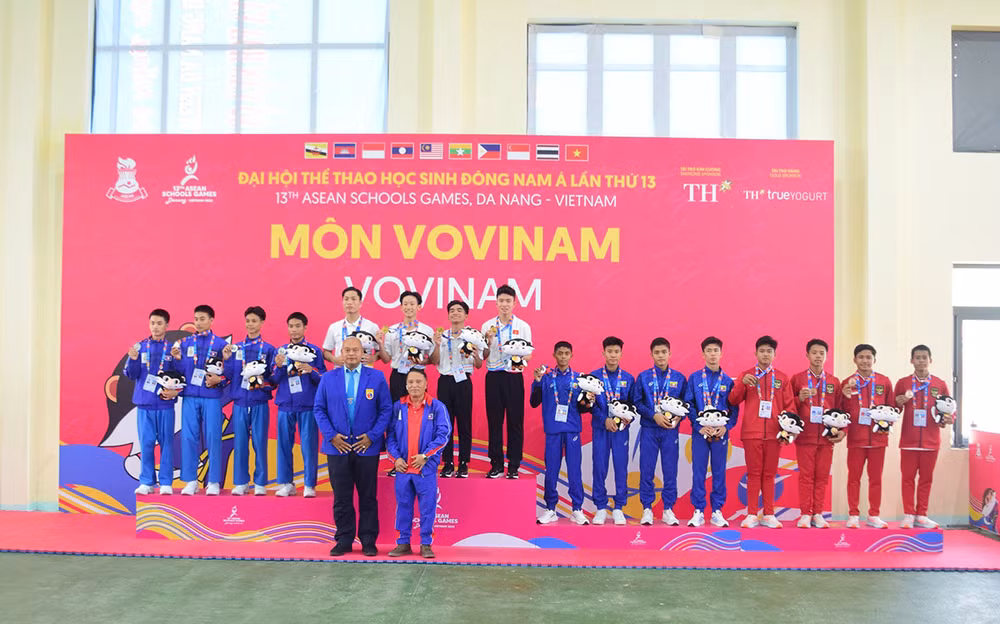 Các vận động viên của Đoàn Thể thao học sinh Việt Nam xuất sắc giành Huy chương Vàng tại nội dung đồng đội nam biểu diễn đòn chân tấn công.