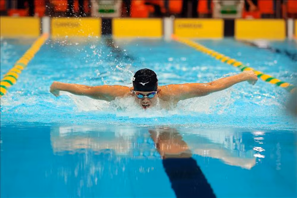 Vận động viên Nguyễn Quang Thuấn trên đường đua 200m bơi bướm nam.