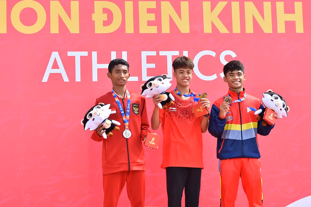 Vận động viên Lương Xuân Sơn vô địch nội dung chạy 2.000m vượt chướng ngại vật nam.