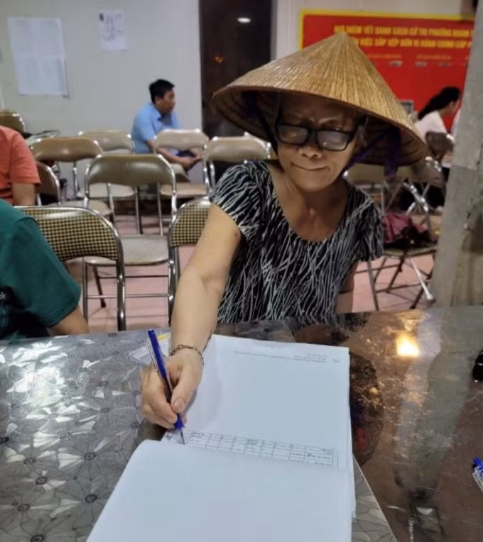 Trong cơn mưa tầm tã sáng nay (5/6), nhiều người dân phường Khâm Thiên, quận Đống Đa, Hà Nội đã có mặt từ rất sớm để gặp nhau và nhận lương hưu tại Câu lạc bộ hưu trí Phường Khâm Thiên.