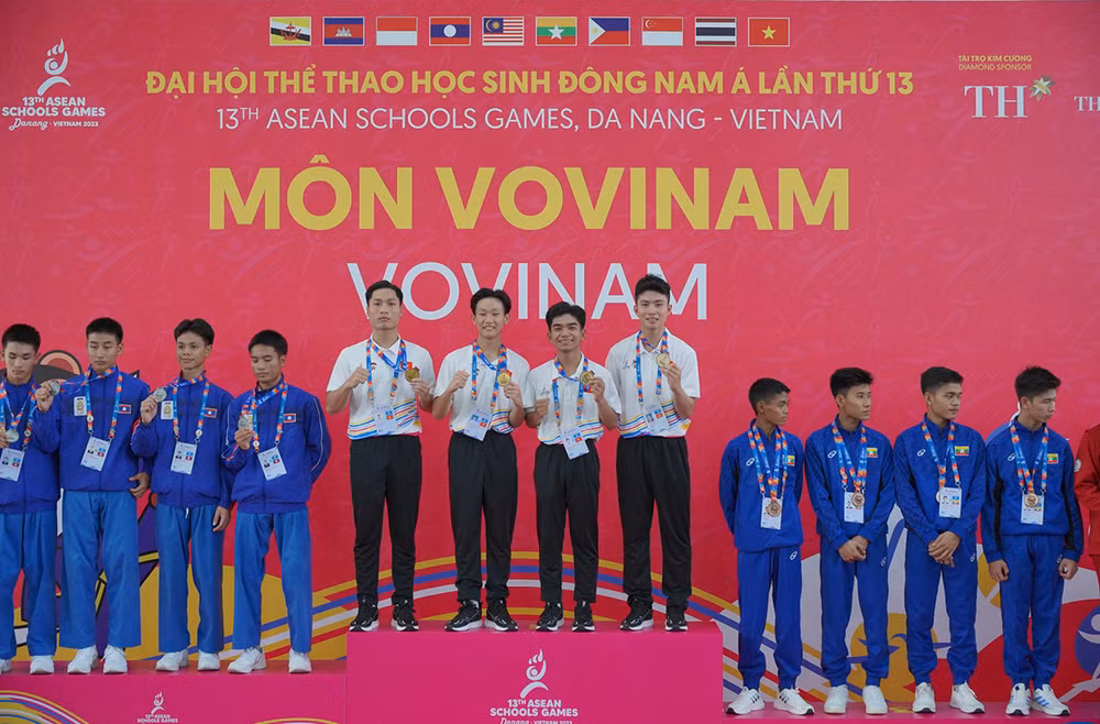 Các vận động viên Vovinam giành Huy chương Vàng nội dung đòn chân tấn công nam.