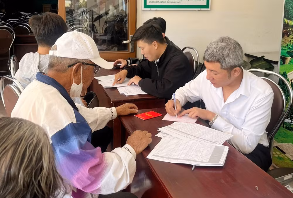 Người dân nhận trợ cấp ưu đãi người có công tại điểm chi trả Ủy ban nhân dân phường 4, thành phố Đà Lạt, tỉnh Lâm Đồng.