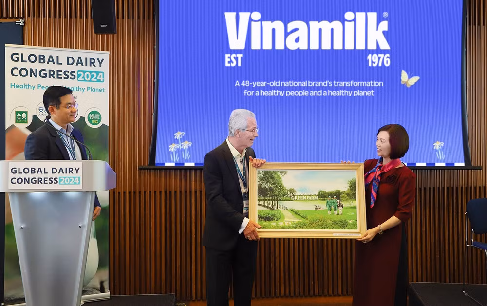 Đại diện Vinamilk trao tặng bức tranh trang trại Green Farm của Vinamilk đến Chủ tịch Hội nghị sữa toàn cầu Richard Hall.