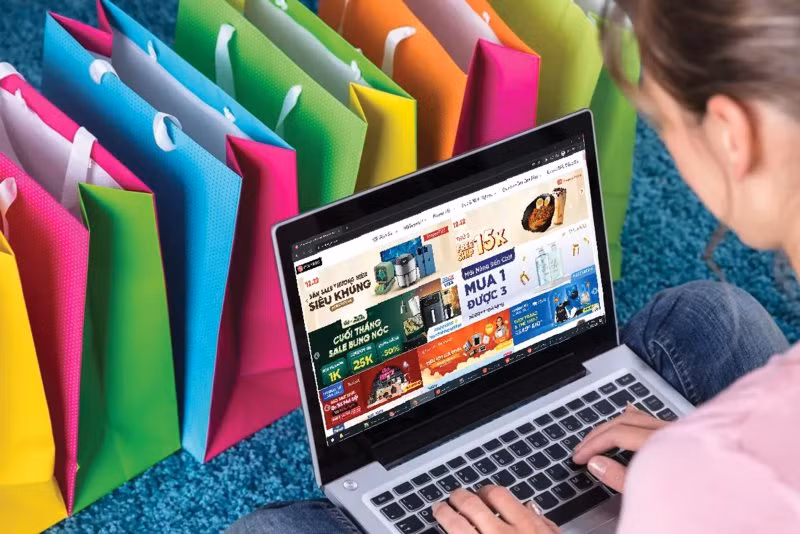 Hình thức mua sắm trực tuyến đang ngày càng phổ biến. Người tiêu dùng thường xuyên tìm kiếm các ưu đãi để ứng phó thời bão giá.