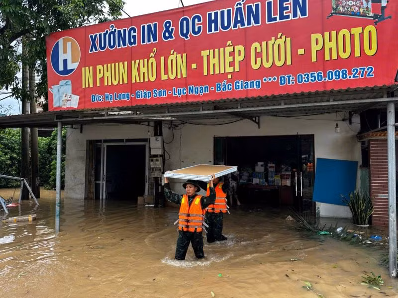 Cán bộ, chiến sĩ Trung đoàn 18, Sư đoàn 325 giúp nhân dân thôn Hạ Long, xã Giáp Sơn, huyện Lục Ngạn, tỉnh Bắc Giang, chuyển đồ đạc đến nơi an toàn. 