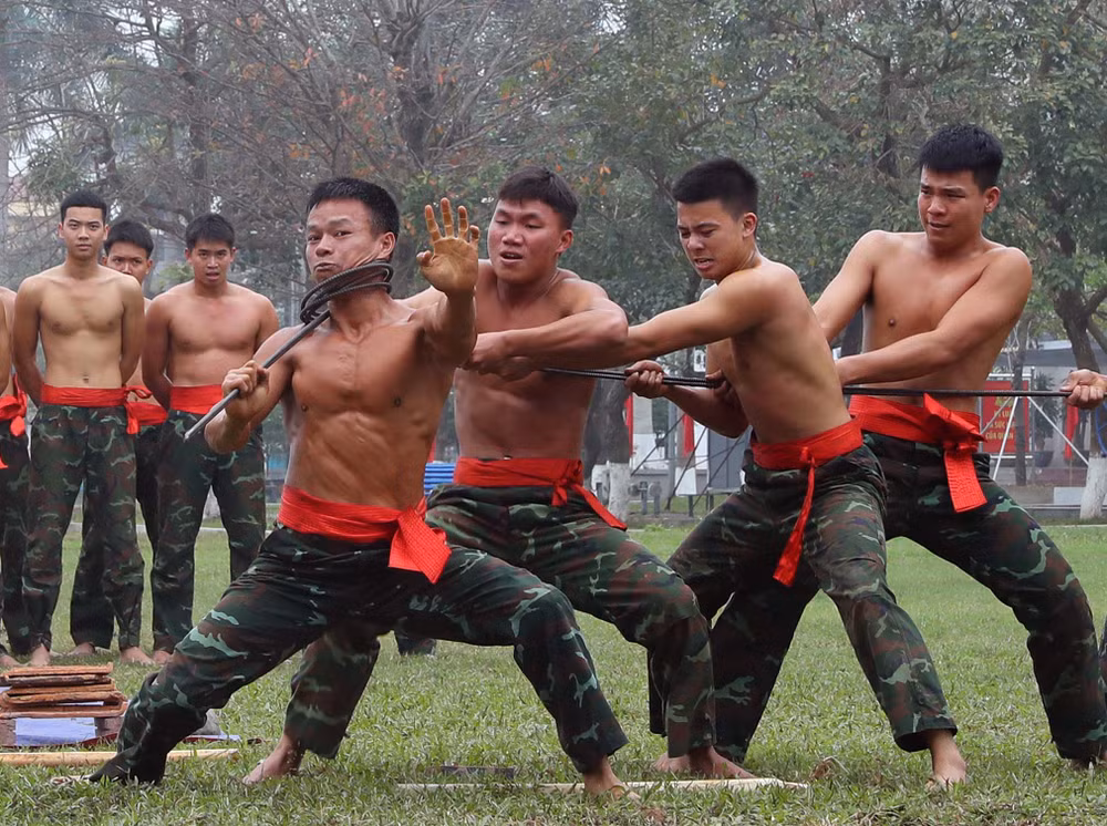 Bộ đội Đặc công trình diễn kỹ thuật, võ thuật đặc công.