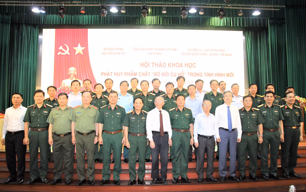 Trung tướng Trịnh Văn Quyết, Phó Chủ nhiệm Tổng cục Chính trị Quân đội nhân dân Việt Nam chụp ảnh cùng các đại biểu dự hội thảo.