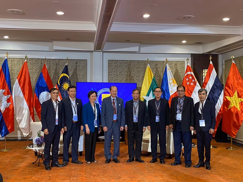 Chủ tịch và 2 Phó Chủ tịch Hội Cựu Chiến binh Philippines đón đoàn đại biểu Hội Cựu Chiến binh Việt Nam.