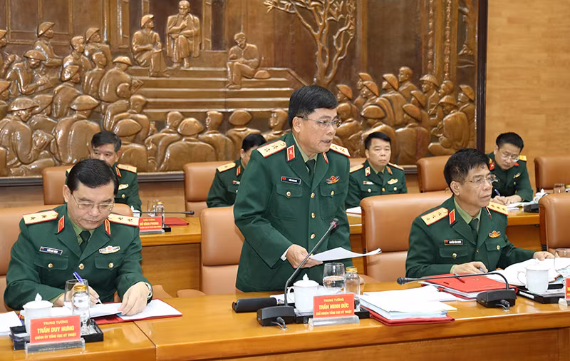 Trung tướng Trần Minh Đức, Chủ nhiệm Tổng cục Kỹ thuật trình bày báo cáo tại buổi làm việc.