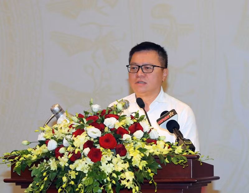 Đồng chí Lê Quốc Minh, Ủy viên Trung ương Đảng, Tổng Biên tập Báo Nhân Dân, Phó Trưởng Ban Tuyên giáo Trung ương, Chủ tịch Hội Nhà báo Việt Nam, phát biểu ý kiến tại buổi gặp mặt.