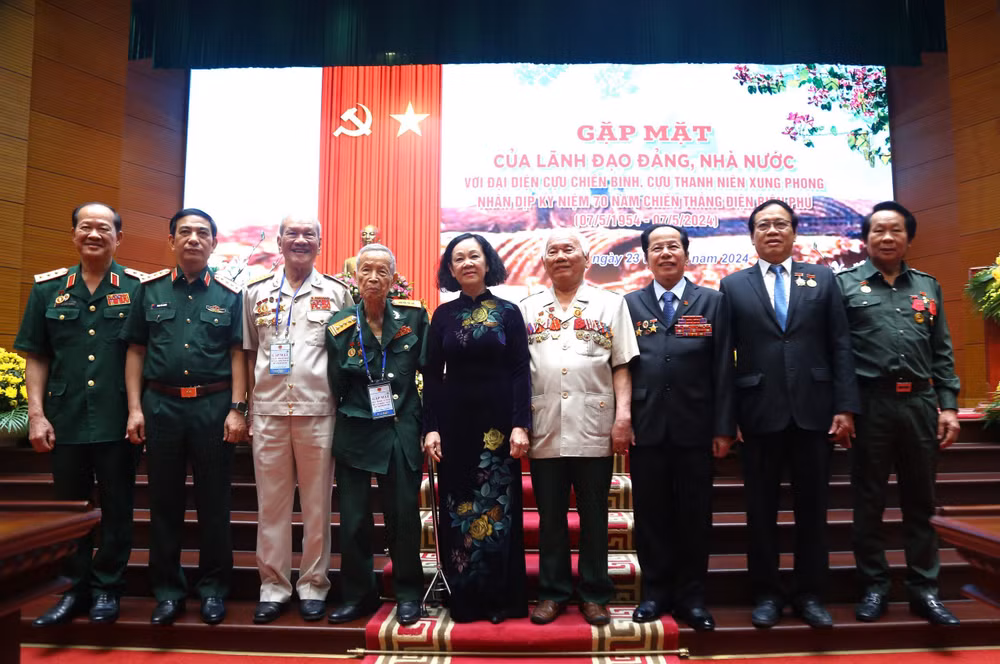Đồng chí Trương Thị Mai chụp ảnh với Anh hùng La Văn Cầu và các đại biểu. 
