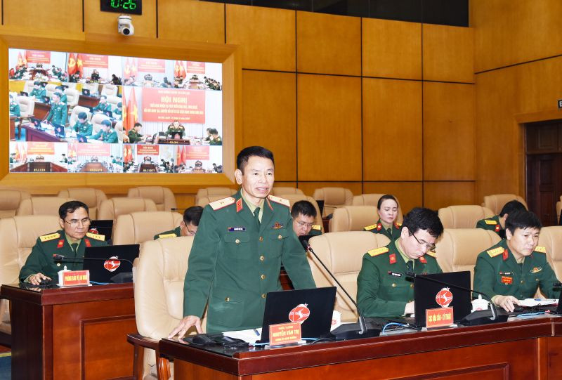 Thiếu tướng Nguyễn Văn Trị, Bí thư Đảng ủy, Chính ủy Binh chủng Thông tin liên lạc phát biểu ý kiến tại hội nghị.