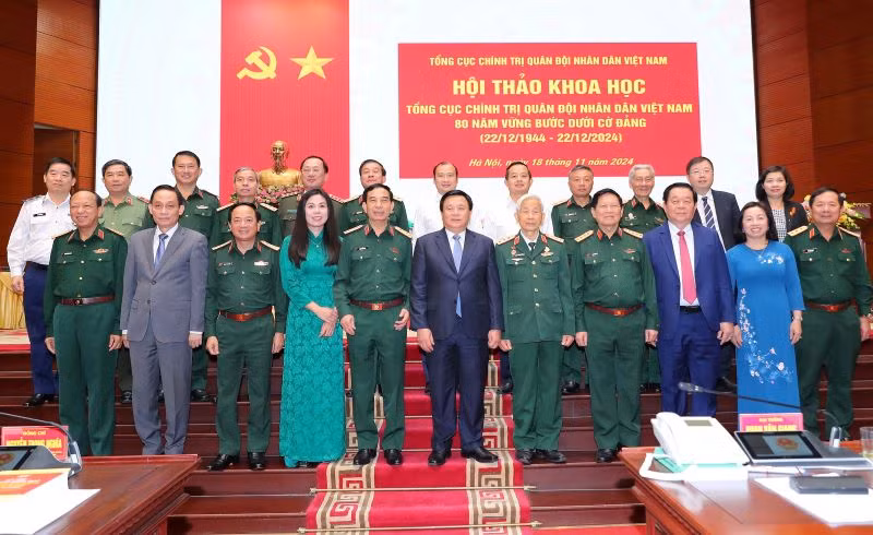 Ban Tổ chức chụp ảnh cùng các đại biểu về dự Hội thảo.