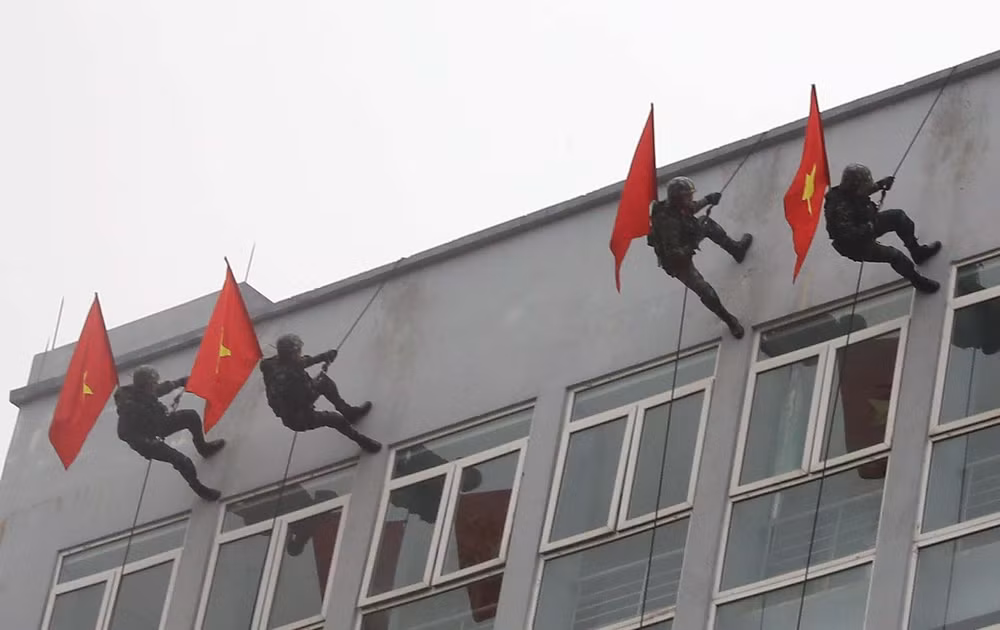 Bộ đội Đặc công trình diễn kỹ thuật trèo nhà cao tầng.