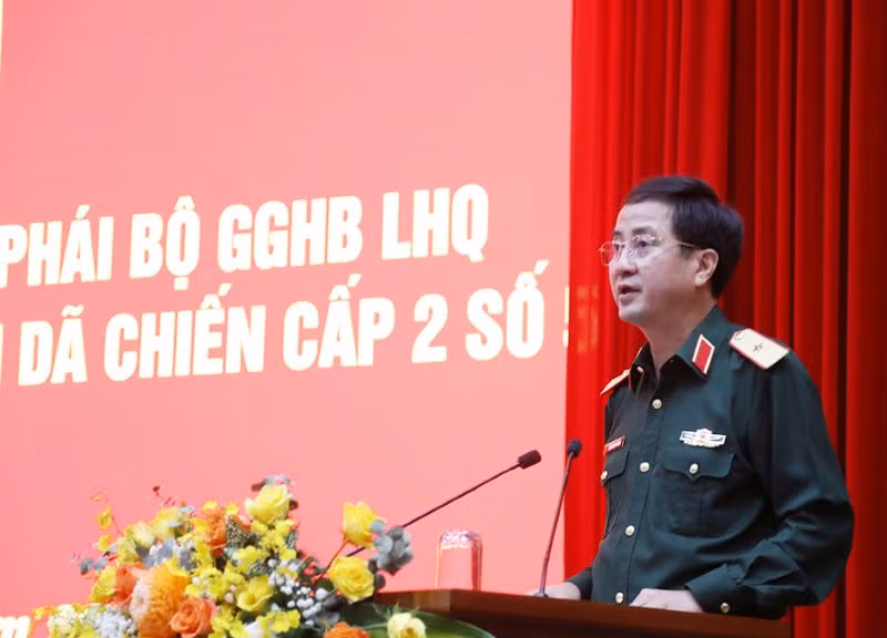 Thiếu tướng Phạm Mạnh Thắng báo cáo kết quả nhiệm kỳ công tác của Đội Công binh số 2 và Bệnh viện dã chiến cấp 2 số 5, tại Hội nghị.