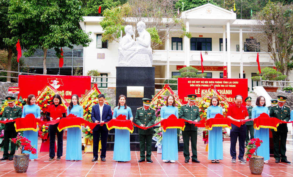 Các đại biểu cắt băng khánh thành Tượng đài “Bác Hồ với chiến sĩ Biên phòng”. 