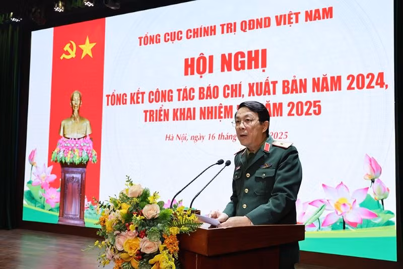 Thiếu tướng Nguyễn Xuân Thủy, Phó Cục trưởng Cục Tuyên huấn phát biểu ý kiến tại Hội nghị.