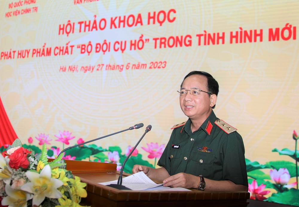 Trung tướng Trịnh Văn Quyết, Phó Chủ nhiệm Tổng cục Chính trị Quân đội nhân dân Việt Nam phát biểu ý kiến tại hội thảo. 