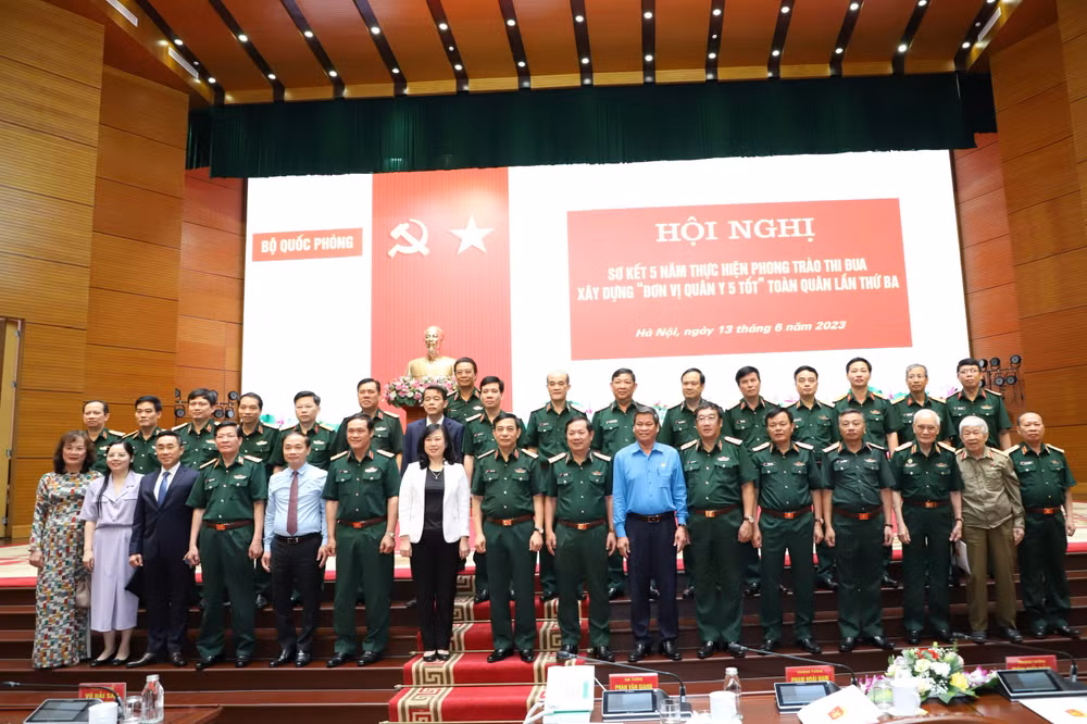 Đại tướng Phan Văn Giang chụp ảnh cùng lãnh đạo các bộ, ban, ngành Trung ương và đại biểu dự Hội nghị.