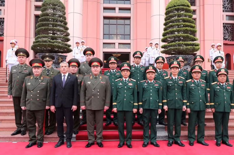 Đại tướng Phan Văn Giang, Bộ trưởng Quốc phòng cùng Trung tướng Khrenin Viktor Gennadievich, Bộ trưởng Quốc phòng Cộng hòa Belarus cùng cán bộ cấp cao Bộ Quốc phòng hai nước.