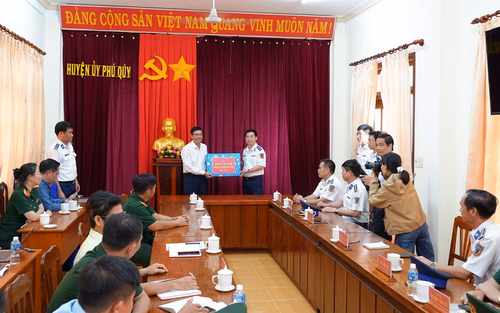 Trung tướng Bùi Quốc Oai trao quà tặng Huyện ủy, Ủy ban nhân dân huyện đảo Phú Quý, tỉnh Bình Thuận.