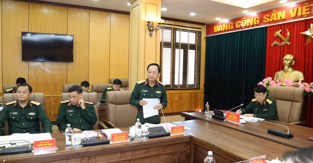 Thượng tướng Trịnh Văn Quyết báo cáo tóm tắt kết quả công tác nghiên cứu khoa học lý luận trong quân đội.
