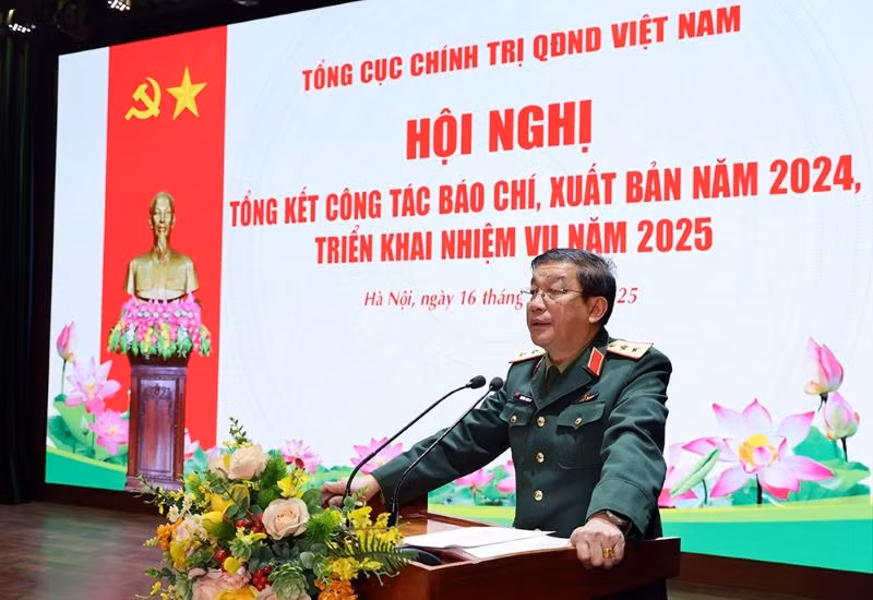 Trung tướng Trương Thiên Tô, Phó Chủ nhiệm Tổng cục Chính trị Quân đội nhân dân Việt Nam phát biểu ý kiến tại Hội nghị.