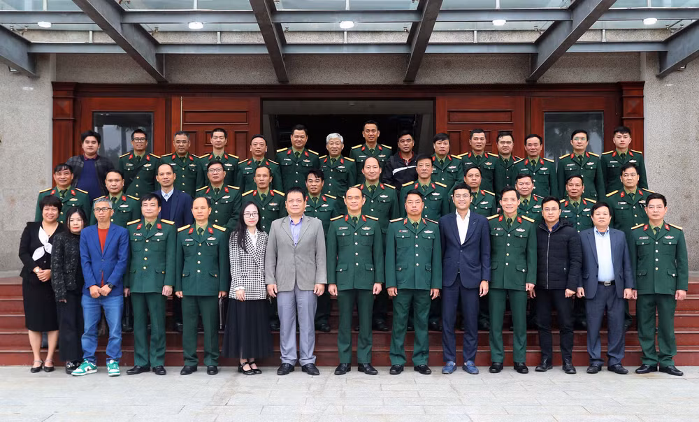 Lãnh đạo và đại diện các cơ quan, đơn vị Bộ Tư lệnh Đặc công chụp ảnh cùng các đại biểu tham dự gặp mặt.