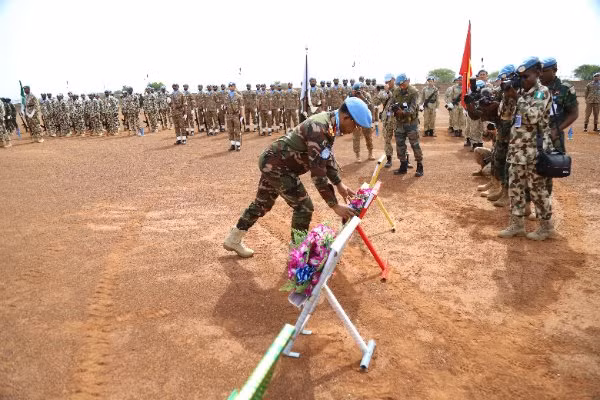 Chuẩn tướng Abu Syed Mohammod Babikir - Phó Chỉ huy trưởng Lực lượng quân sự đặt vòng hoa tưởng nhớ những cán bộ, nhân viên gìn giữ hòa bình Liên hợp quốc đã hy sinh trong khi làm nhiệm vụ.