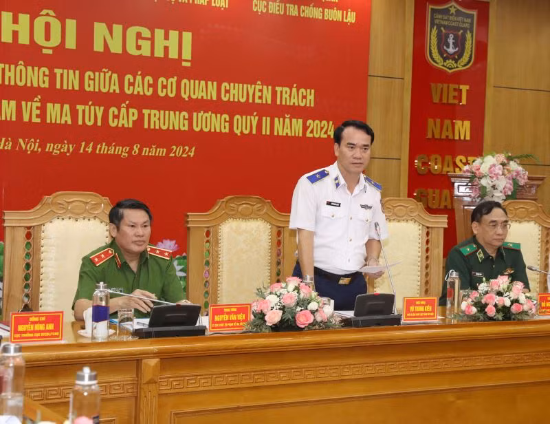 Thiếu tướng Vũ Trung Kiên, Phó Tư lệnh Pháp luật Cảnh sát biển Việt Nam phát biểu tại hội nghị.