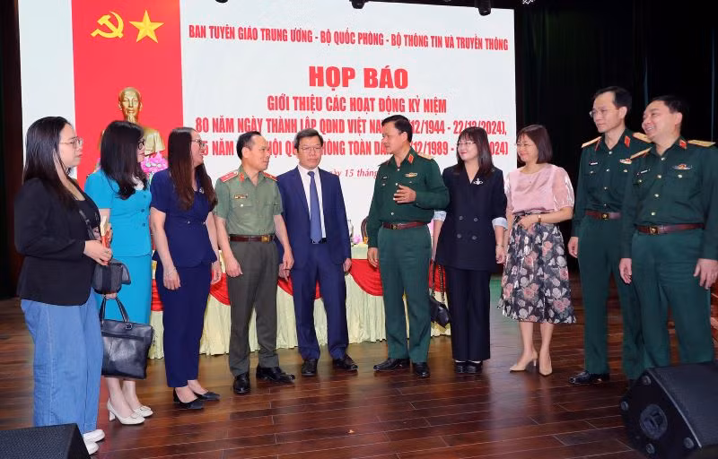 Đại diện Ban tổ chức trao đổi với các đại biểu về dự buổi Họp báo.