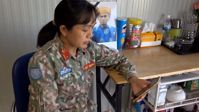 Thiếu tá Quân nhân chuyên nghiệp Cù Anh Đào lặng lẽ khóc thầm khi đang thực hiện nhiệm vụ ở xa Tổ quốc nhận được tin bố mất ở quê nhà. (Ảnh: Cục Gìn giữ hòa bình Việt Nam cung cấp)