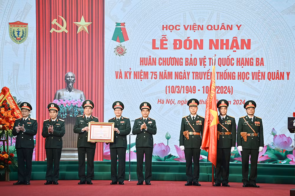 Đại tướng Phan Văn Giang trao Huân chương Bảo vệ Tổ quốc hạng Ba tặng Học viện Quân y.