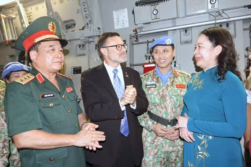 Phó Chủ tịch nước Võ Thị Ánh Xuân trao đổi với lãnh đạo Bộ Quốc phòng và quan khách quốc tế trên máy bay vận tải quân sự C-17 của Không quân Australia. Đây là máy bay sẽ vận chuyển đội hình Bệnh viện dã chiến cấp 2 số 6 tới Nam Sudan.