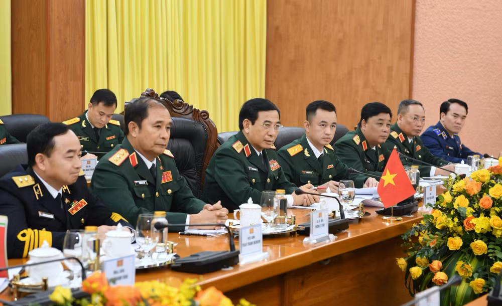Đại tướng Phan Văn Giang và các thành viên đoàn Việt Nam tại hội đàm.