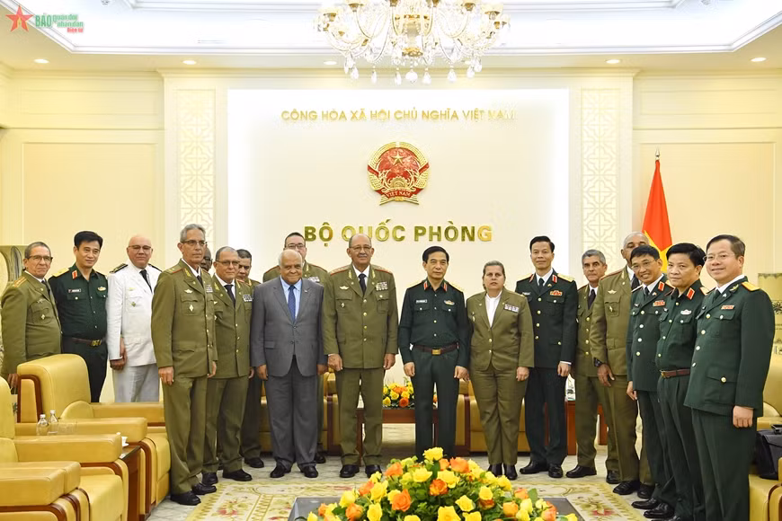 Đại tướng Phan Văn Giang, Thượng tướng Roberto Legrá Sotolongo và các đại biểu tại buổi tiếp. (Ảnh: Báo Quân đội nhân dân)