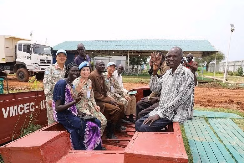 Niềm vui của người dân Mijak khi được Đội Công binh Việt Nam bàn giao thuyền đã được sửa chữa. (Nguồn: Đội Công binh Việt Nam)