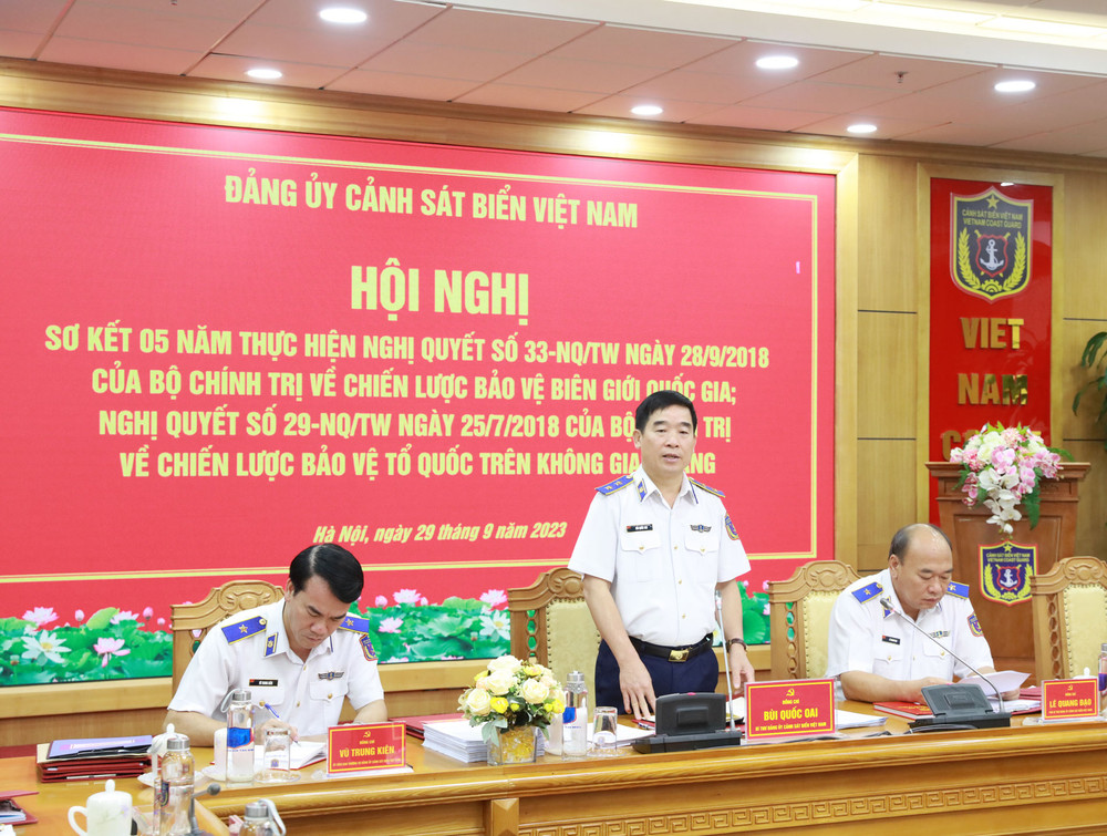 Trung tướng Bùi Quốc Oai, Bí thư Đảng ủy, Chính ủy Cảnh sát biển phát biểu tại hội nghị.
