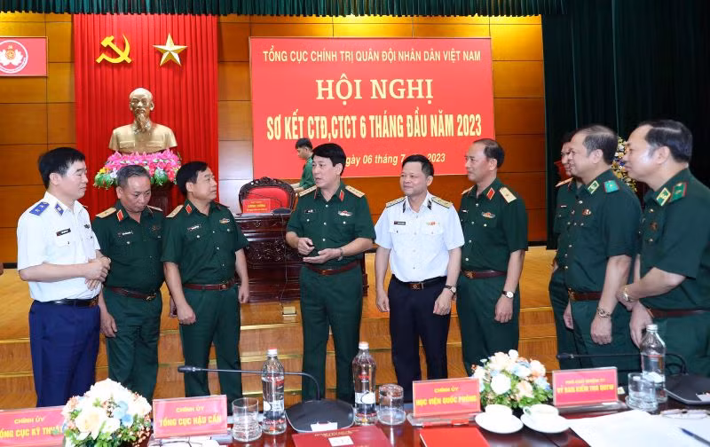 Đại tướng Lương Cường trao đổi với các đại biểu về dự hội nghị.