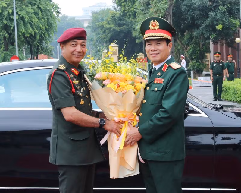Thượng tướng Nguyễn Tân Cương chào đón Đại tướng Tan Sri Datuk Seri Mohammad bin Ab Rahman sang thăm, làm việc tại Việt Nam.