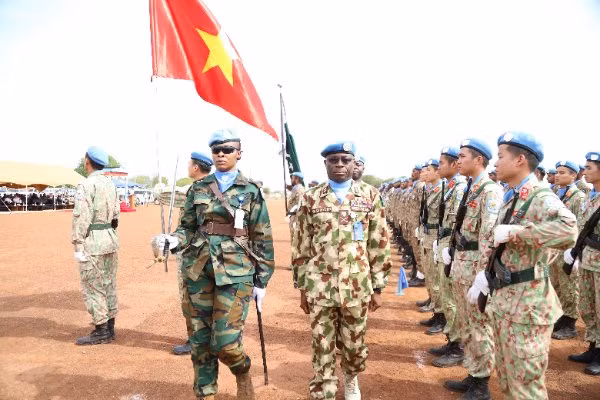 Thiếu tướng Benjamin Olufemi Sawyerr - Quyền trưởng Phái bộ, Tư lệnh quân sự duyệt đội danh dự.