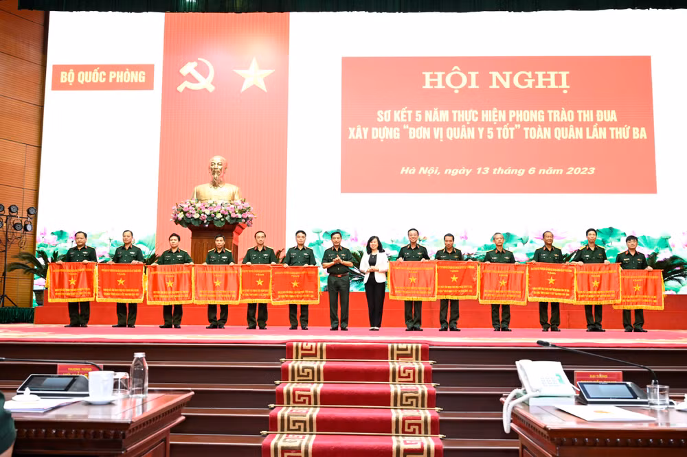 Bộ trưởng Quốc phòng Phan Văn Giang và Bộ trưởng Y tế Đào Hồng Lan trao Cờ thi đua của Bộ Quốc phòng tặng các tập thể có thành tích xuất sắc trong thực hiện phong trào thi đua lần thứ ba.